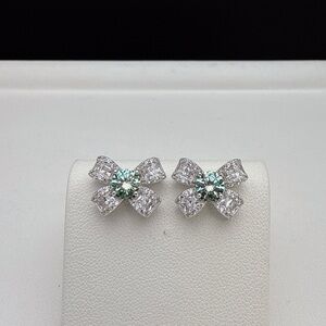 SGE16 S925 Stamped 0.5CT Round Cut Green Moissanite Bowtie Studs Earring